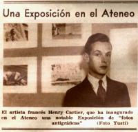 Recorte de prensa del diario Ahora (29-11-1933), que muestra al fotógrafo francés ante su exposición de “fotos antigráficas”.